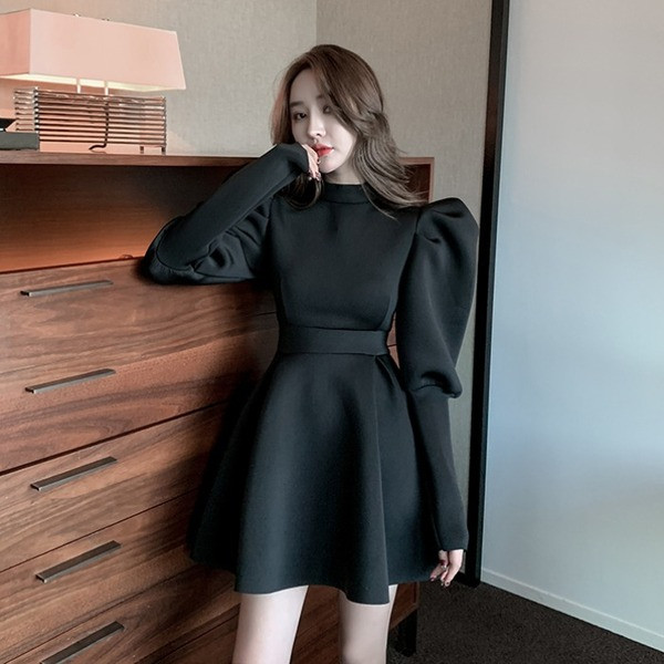 Modern női rövid ruha őszre és télre, hosszú ujjal és magas gallérral fekete és piros színben