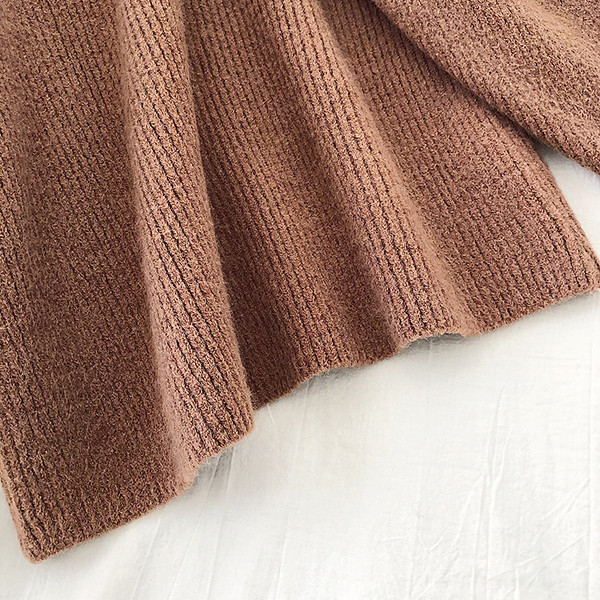 Modern női pulóver három színben, gombokkal és csupasz vállakkal