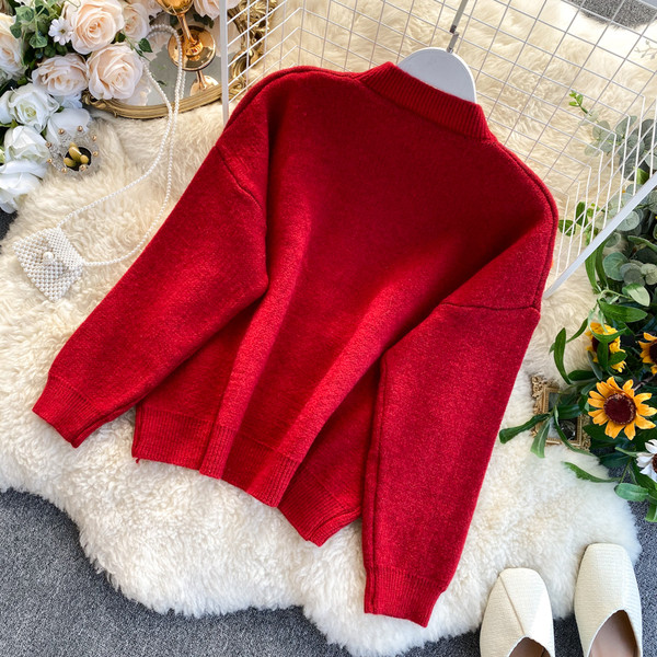 Masszív női pulóver 3D elemmel, kerek nyakkivágással zöld, piros és kék színekben