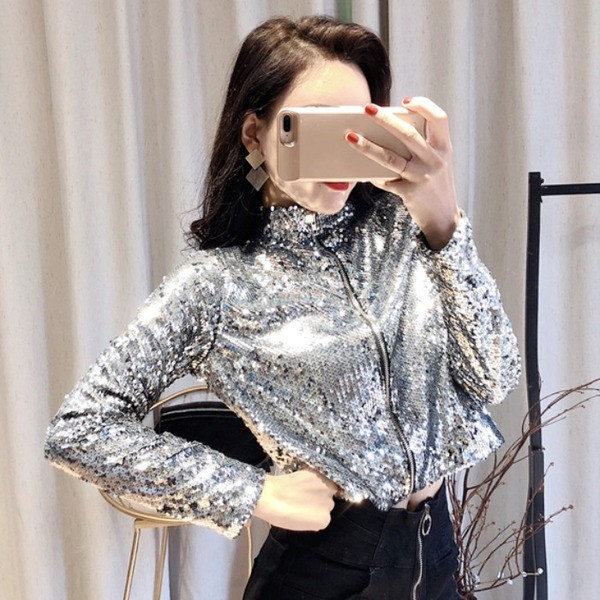 Rövid, őszre és télre alkalmas női kabát ezüst és fekete flitterekkel és cipzárral