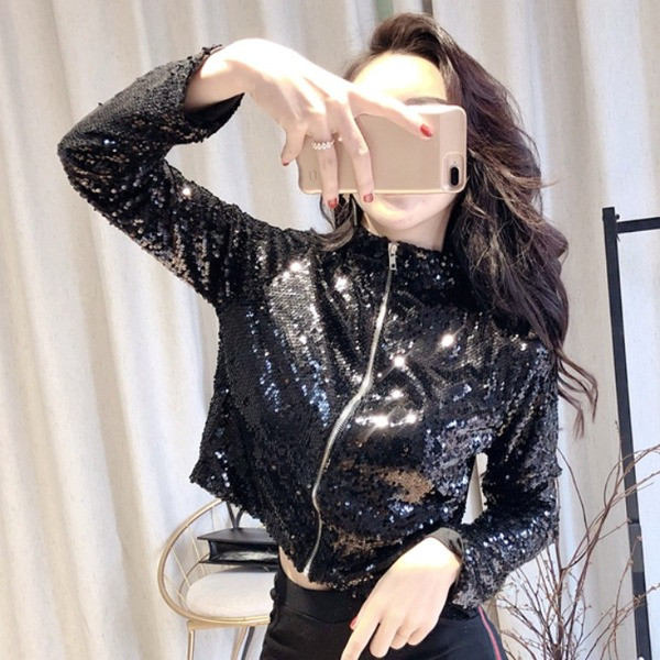 Rövid, őszre és télre alkalmas női kabát ezüst és fekete flitterekkel és cipzárral