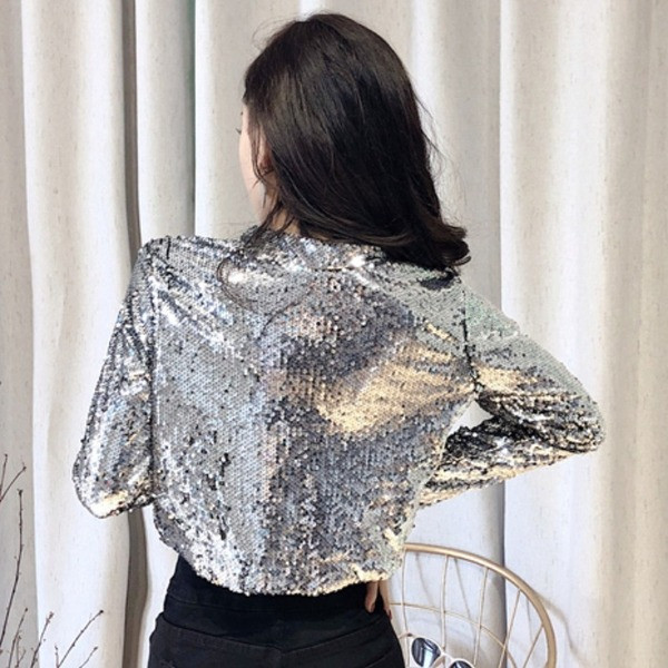 Rövid, őszre és télre alkalmas női kabát ezüst és fekete flitterekkel és cipzárral