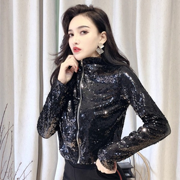 Rövid, őszre és télre alkalmas női kabát ezüst és fekete flitterekkel és cipzárral