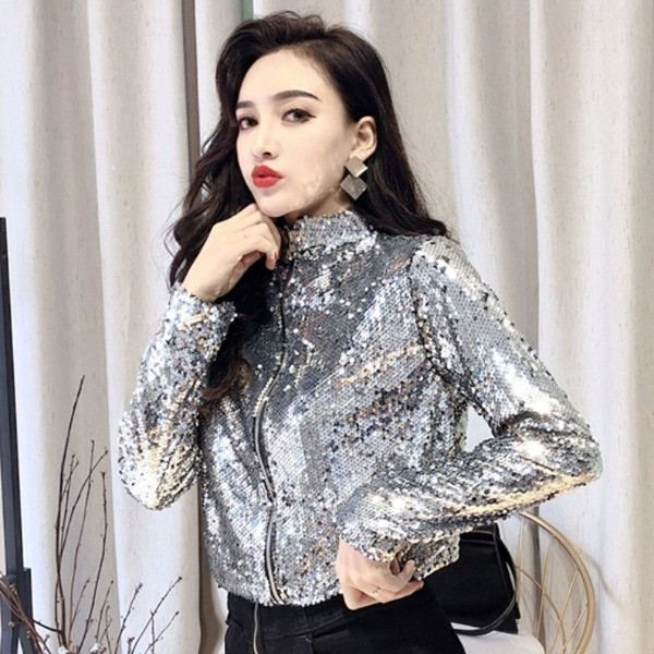 Rövid, őszre és télre alkalmas női kabát ezüst és fekete flitterekkel és cipzárral