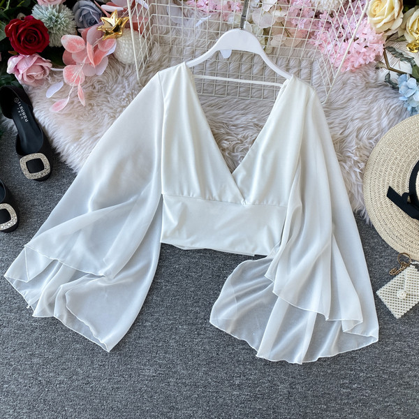 Modern női blúz spitz nyakkivágással és lótusz ujjú piros, fehér és fekete színben