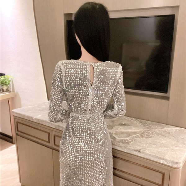 Rochie moderna de dama cu paiete si decolteu O in negru si argintiu