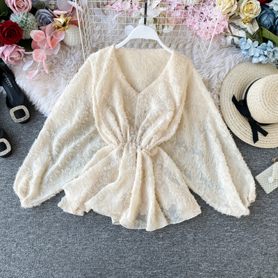 Modern női blúz spitz nyakkivágással és hosszú ujjú fekete, fehér és bézs színben