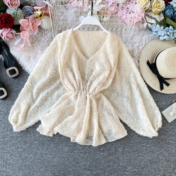 Modern női blúz spitz nyakkivágással és hosszú ujjú fekete, fehér és bézs színben