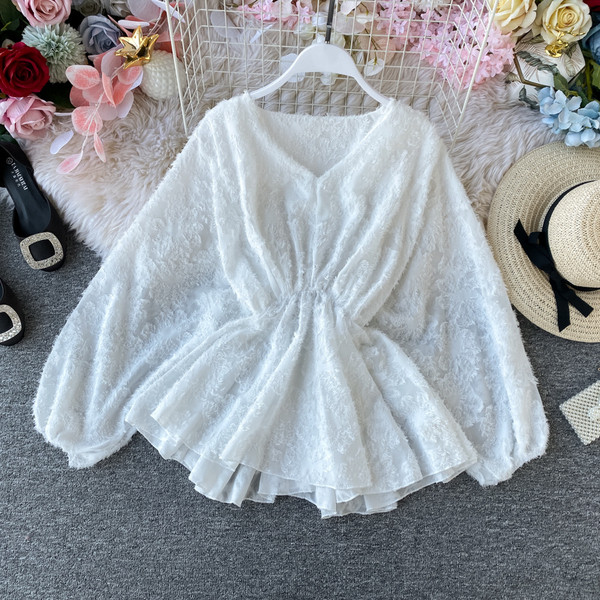 Modern női blúz spitz nyakkivágással és hosszú ujjú fekete, fehér és bézs színben