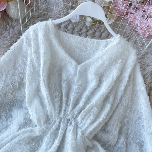 Modern női blúz spitz nyakkivágással és hosszú ujjú fekete, fehér és bézs színben