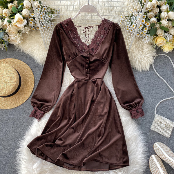 Női ruha V-nyakú, bársonyból és csipkéből készült vékony modell