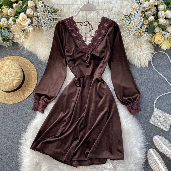 Női ruha V-nyakú, bársonyból és csipkéből készült vékony modell