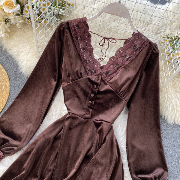 Női ruha V-nyakú, bársonyból és csipkéből készült vékony modell