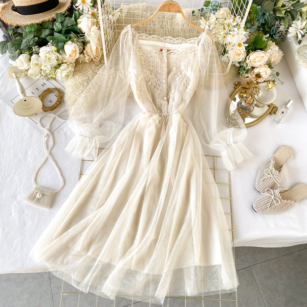 Hosszú női ruha hímzéssel, szögletes dekoltázssal, fehér, bézs és rózsaszín színben