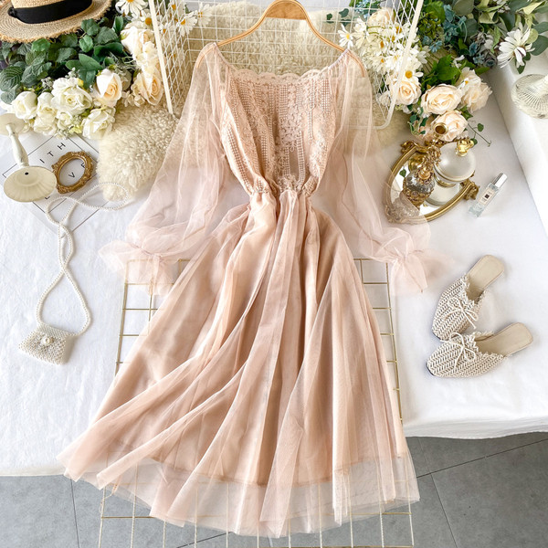 Hosszú női ruha hímzéssel, szögletes dekoltázssal, fehér, bézs és rózsaszín színben