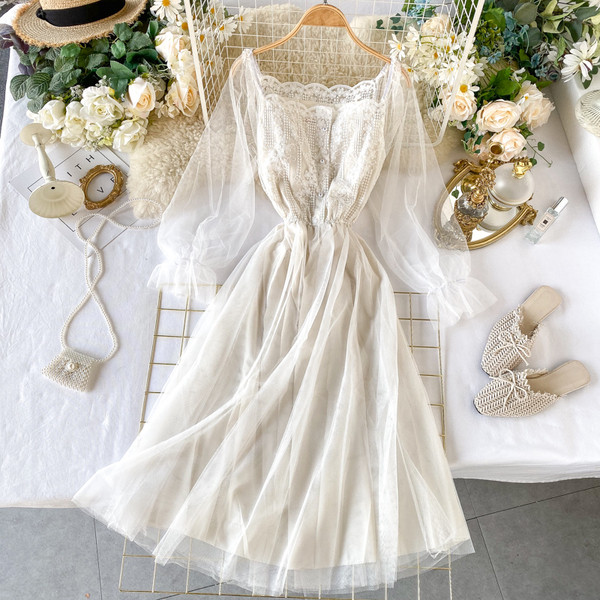 Hosszú női ruha hímzéssel, szögletes dekoltázssal, fehér, bézs és rózsaszín színben