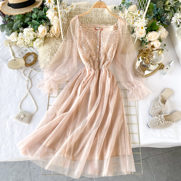 Hosszú női ruha hímzéssel, szögletes dekoltázssal, fehér, bézs és rózsaszín színben