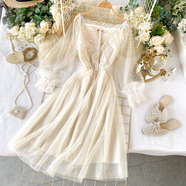 Hosszú női ruha hímzéssel, szögletes dekoltázssal, fehér, bézs és rózsaszín színben