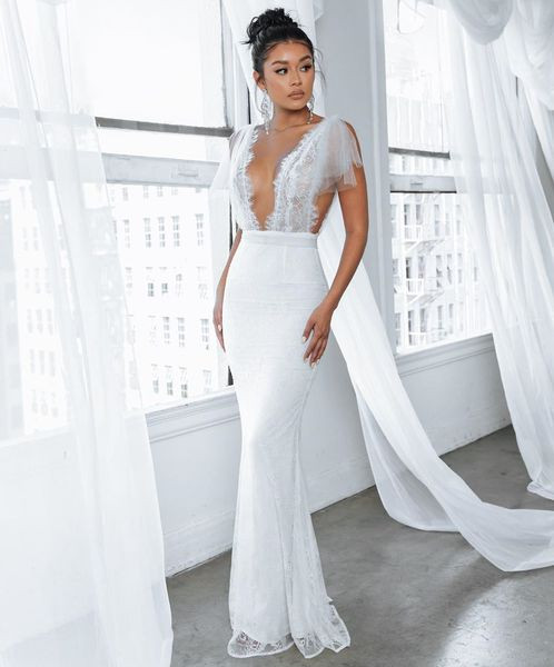 Modern női hosszú ruha mély nyakkivágással és csipkével fehér és fekete színben