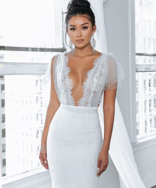 Modern női hosszú ruha mély nyakkivágással és csipkével fehér és fekete színben