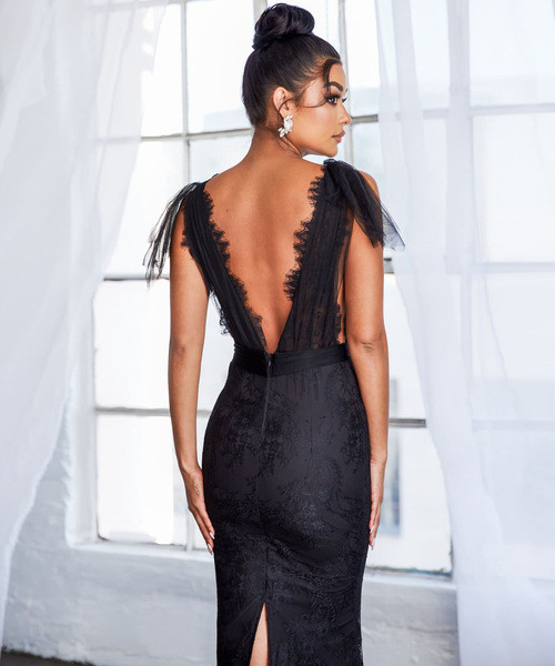 Modern női hosszú ruha mély nyakkivágással és csipkével fehér és fekete színben