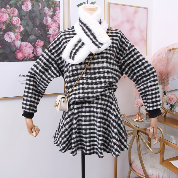 Új modell kockás női pulóver, sál és tweed szoknya szett piros és fekete színben