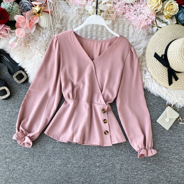 Κομψή γυναικεία μπλούζα με λαιμόκοψη και κουμπιά σε κόκκινο, λευκό, κίτρινο, μαύρο και ροζ χρώμα