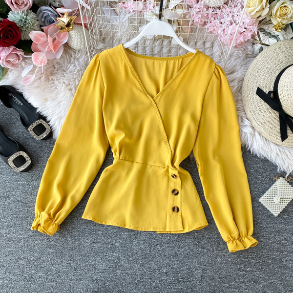 Κομψή γυναικεία μπλούζα με λαιμόκοψη και κουμπιά σε κόκκινο, λευκό, κίτρινο, μαύρο και ροζ χρώμα