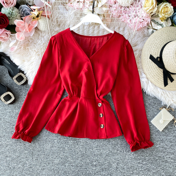 Κομψή γυναικεία μπλούζα με λαιμόκοψη και κουμπιά σε κόκκινο, λευκό, κίτρινο, μαύρο και ροζ χρώμα