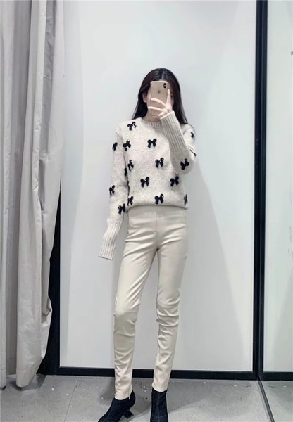 Modern testhezálló nadrág eko bőrből, magas derékkal, fekete-fehér színben