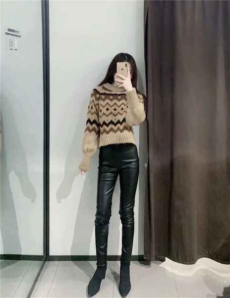 Modern testhezálló nadrág eko bőrből, magas derékkal, fekete-fehér színben