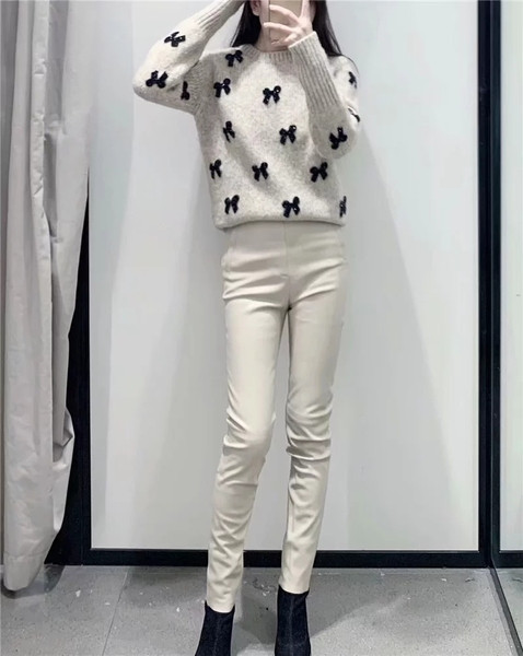 Modern testhezálló nadrág eko bőrből, magas derékkal, fekete-fehér színben