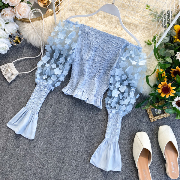 Rövid női ing 3D elemes virágokkal és szalaggal, kerek nyakkivágással