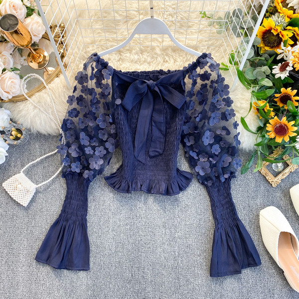 Rövid női ing 3D elemes virágokkal és szalaggal, kerek nyakkivágással