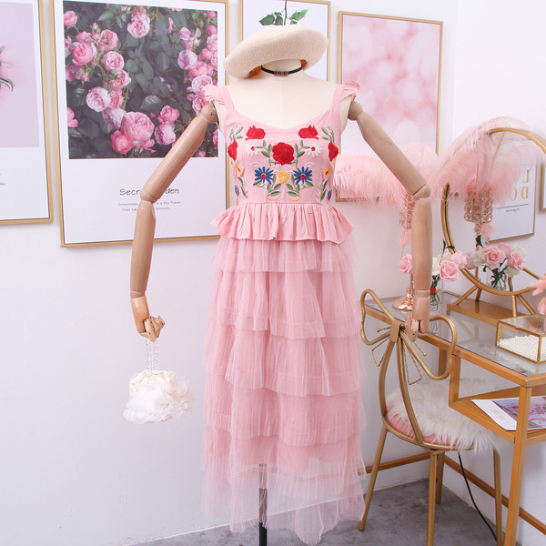 Modern női ruha hímzéssel - több színben