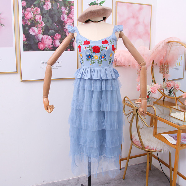 Modern női ruha hímzéssel - több színben