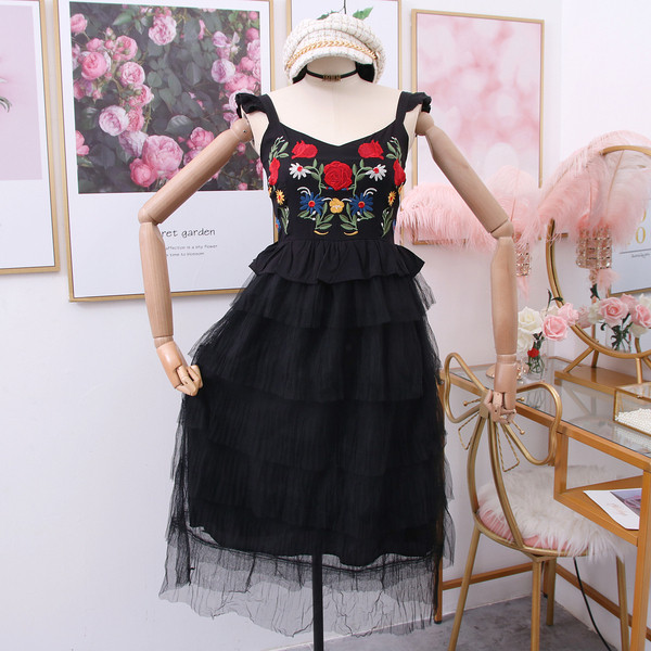 Modern női ruha hímzéssel - több színben