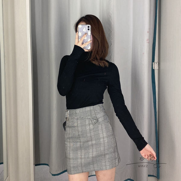 Rövid kockás szoknya magas derékkal és szürke övvel