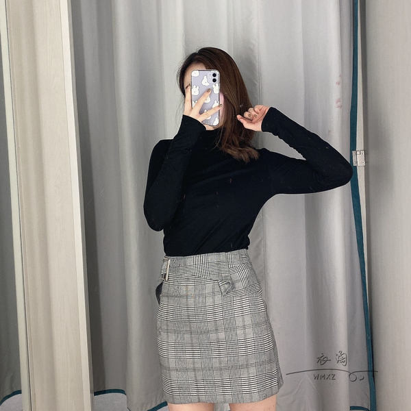 Rövid kockás szoknya magas derékkal és szürke övvel