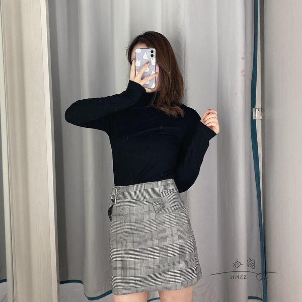 Rövid kockás szoknya magas derékkal és szürke övvel