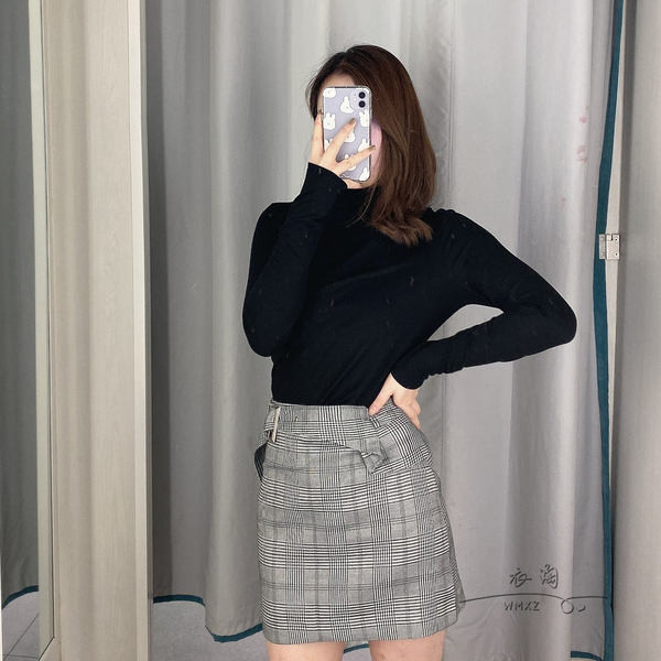 Rövid kockás szoknya magas derékkal és szürke övvel