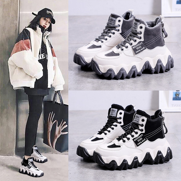 Γυναικείες χειμωνιάτικες μπότες μεχοντρή  σόλα και κορδόνια σε μαύρο καο άσπρο χρώμα