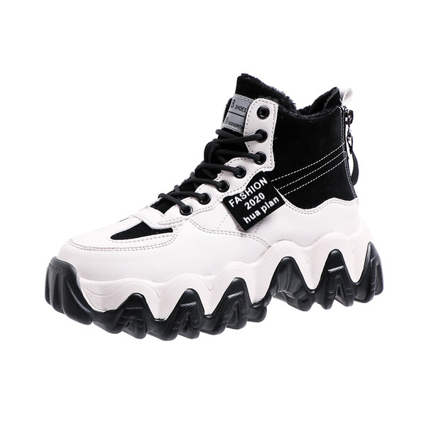 Γυναικείες χειμωνιάτικες μπότες μεχοντρή  σόλα και κορδόνια σε μαύρο καο άσπρο χρώμα