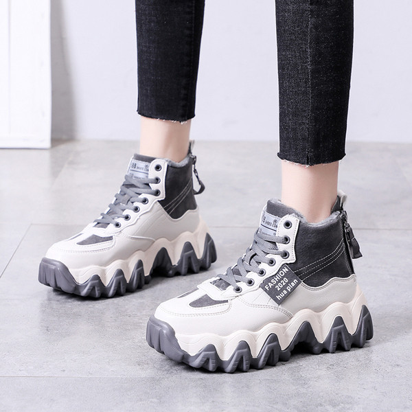 Γυναικείες χειμωνιάτικες μπότες μεχοντρή  σόλα και κορδόνια σε μαύρο καο άσπρο χρώμα