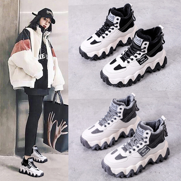Γυναικείες χειμωνιάτικες μπότες μεχοντρή  σόλα και κορδόνια σε μαύρο καο άσπρο χρώμα
