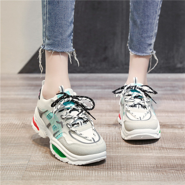 Νέο μοντέλο  γυναικεία αθλητικά παπούτσια με κορδόνια και σκληρό πέλμα σε γκρι, μαύρο και μπεζ χρώμα