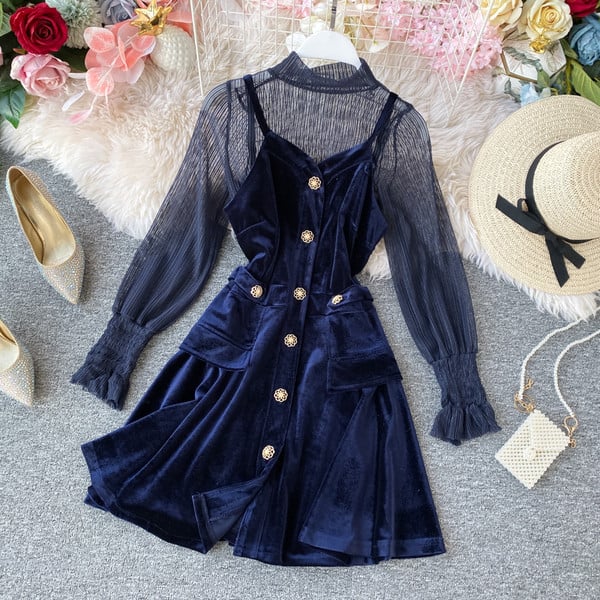 Μοντέρνο φόρεμα βελούδου με μανίκια από τούλι σε μαύρο και μπλε χρώμα