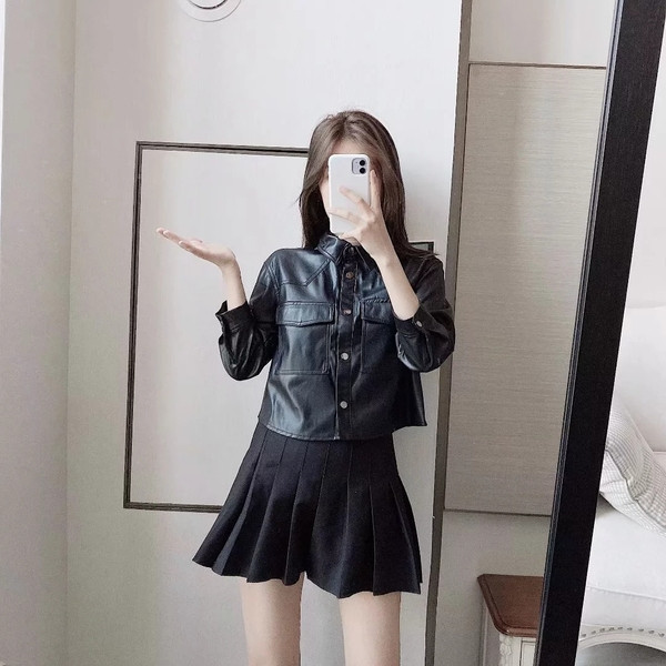 Cămașă scurtă din piele ecologică cu nasturi și buzunare de culoare neagră