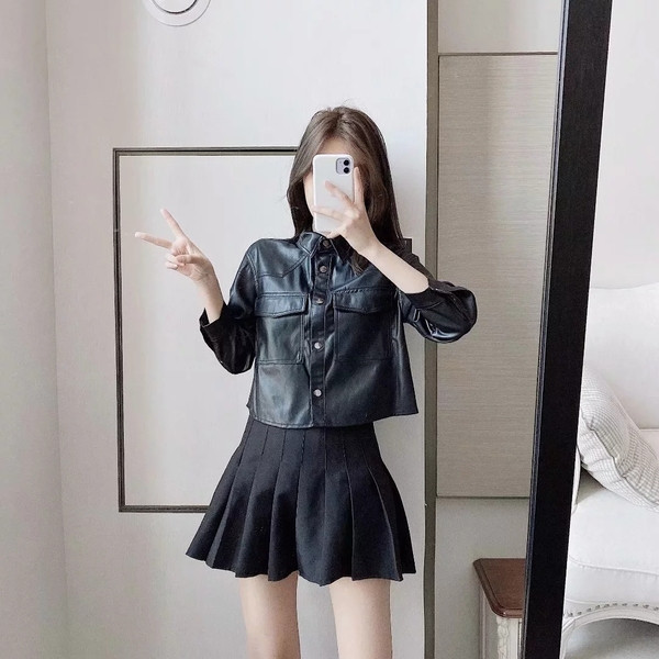 Cămașă scurtă din piele ecologică cu nasturi și buzunare de culoare neagră