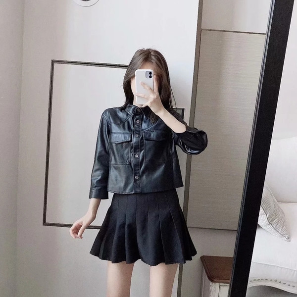 Cămașă scurtă din piele ecologică cu nasturi și buzunare de culoare neagră